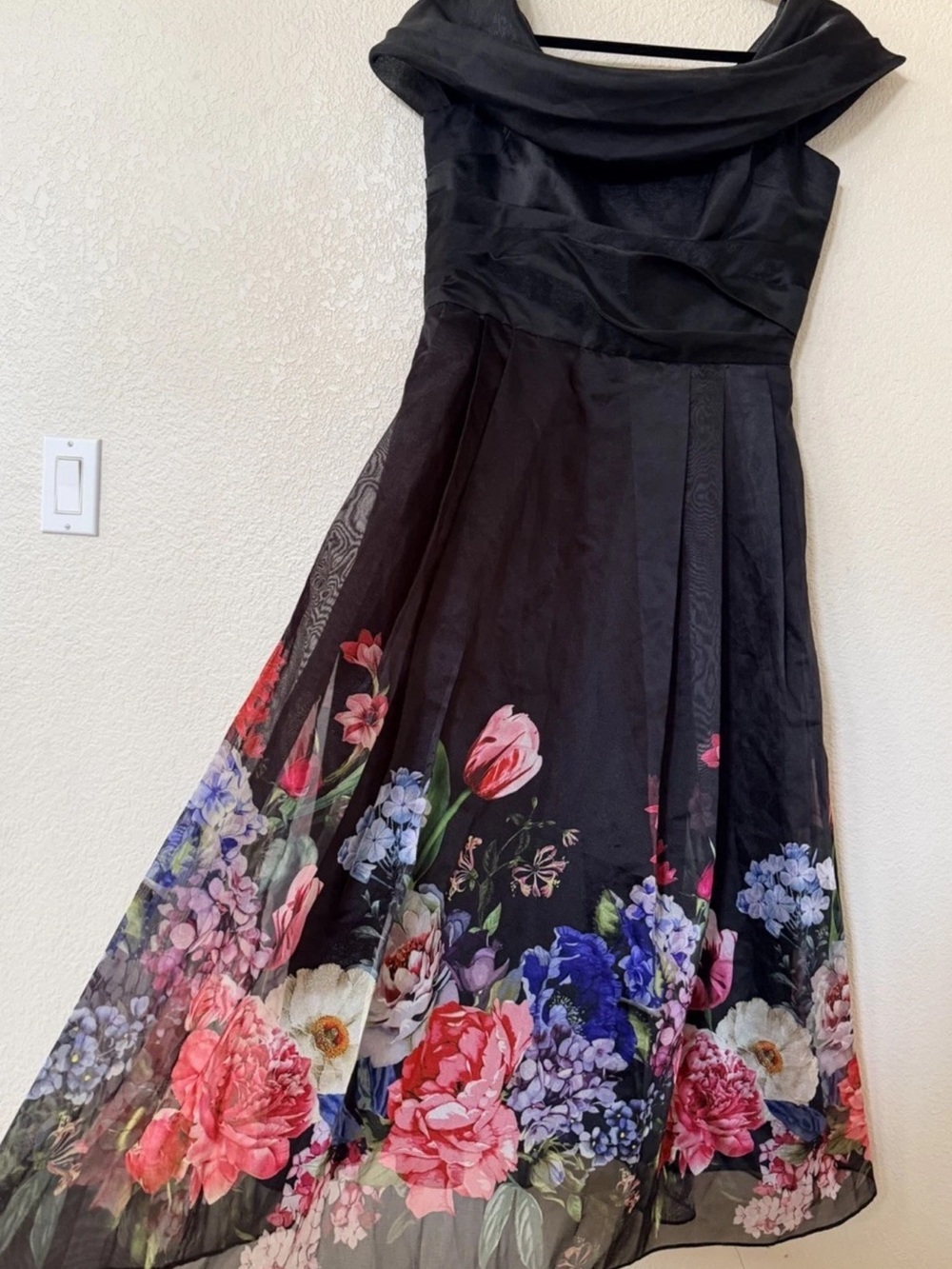 New Betsy & Adam Placed Floral Off the Shoulder Gown In Black/Red Size 4 $279 - Picture 5 of 10